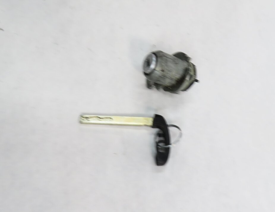 Thumbnail 4: 2011 BMW 535i (F10) LEFT FRONT DRIVER DOOR HANDLE LOCK CYLINDER w/ KEY