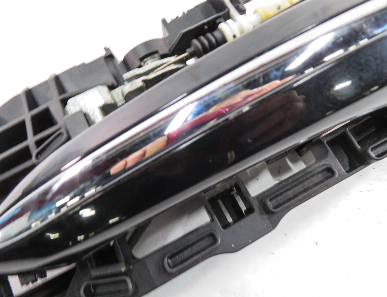 Thumbnail 7: 2011-2016 BMW 528i 535i 550i M5 (F10) RIGHT FRONT DOOR HANDLE w/ LIGHT (BLACK)