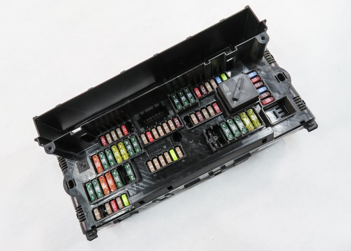 Thumbnail 1: 2011 BMW 535i (F10) FRONT POWER DISTRIBUTION FUSE BOX
