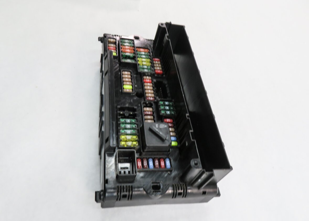 Thumbnail 3: 2011 BMW 535i (F10) FRONT POWER DISTRIBUTION FUSE BOX