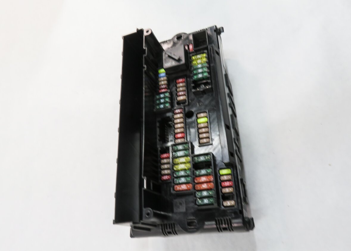 Thumbnail 4: 2011 BMW 535i (F10) FRONT POWER DISTRIBUTION FUSE BOX