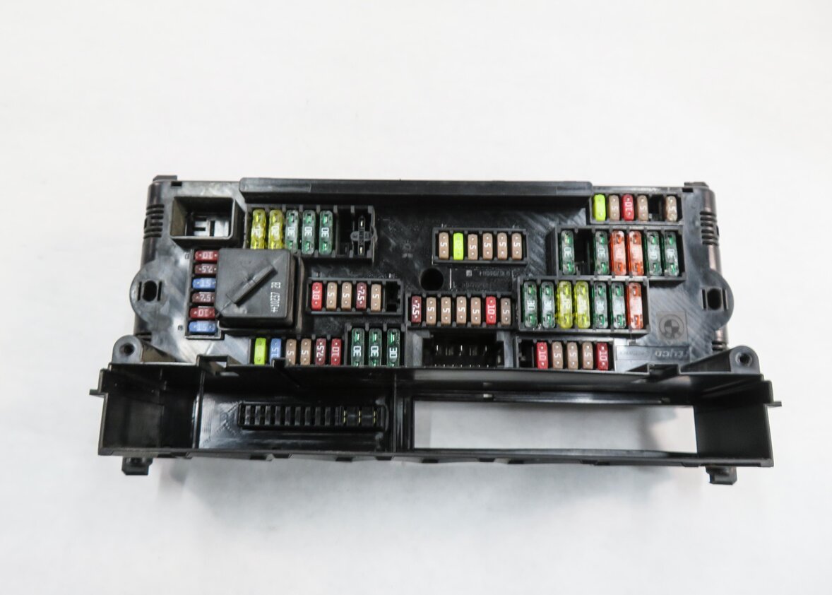 Thumbnail 5: 2011 BMW 535i (F10) FRONT POWER DISTRIBUTION FUSE BOX