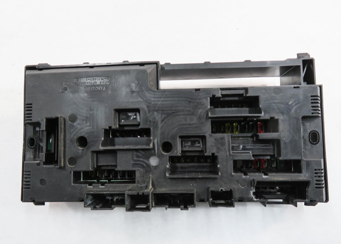 Thumbnail 6: 2011 BMW 535i (F10) FRONT POWER DISTRIBUTION FUSE BOX