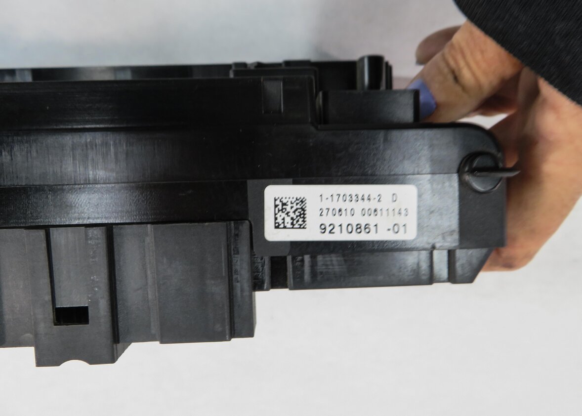 Thumbnail 7: 2011 BMW 535i (F10) FRONT POWER DISTRIBUTION FUSE BOX
