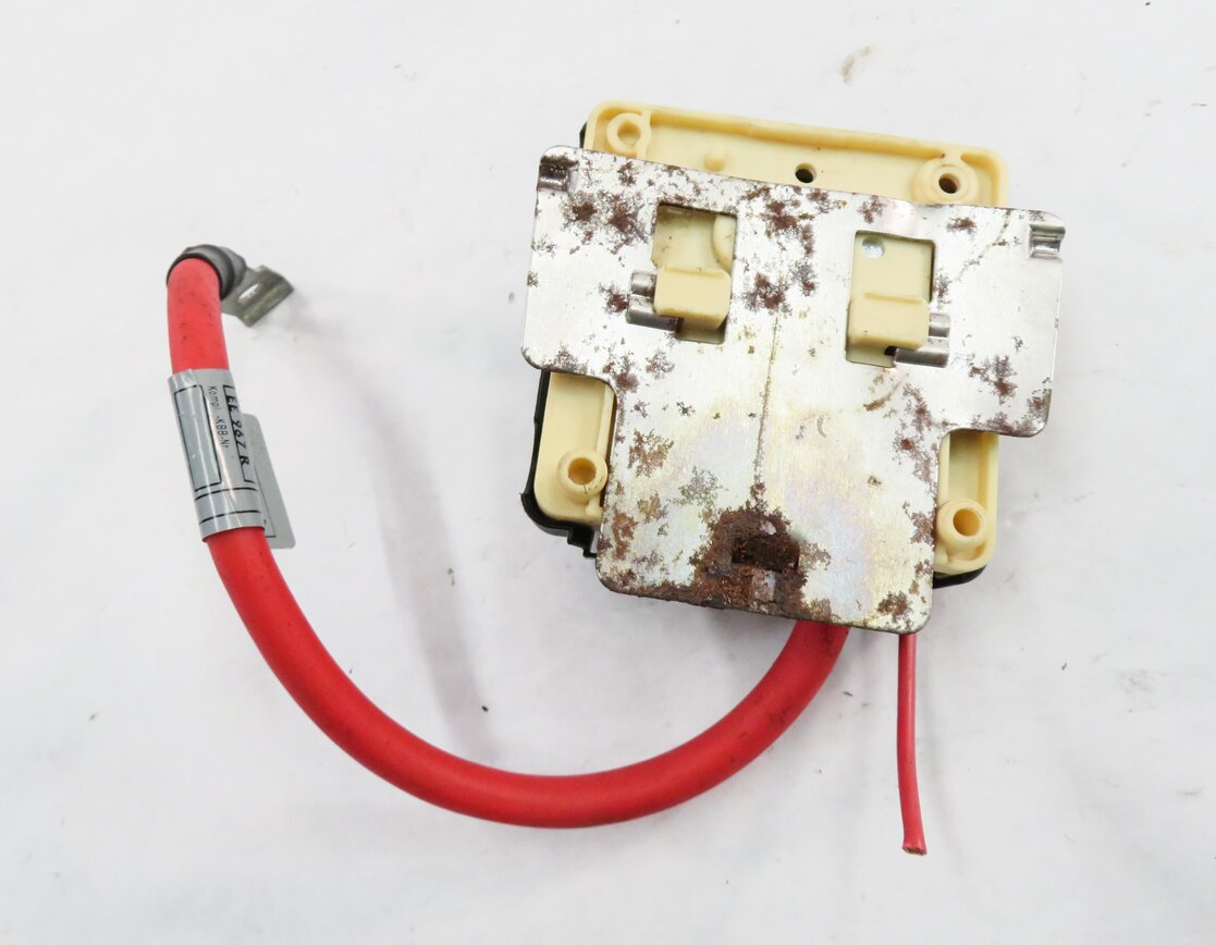 Thumbnail 5: 2004 BMW Z4 (E85) POSITIVE BATTERY POWER JUNCTION FUSE PLATE BOX
