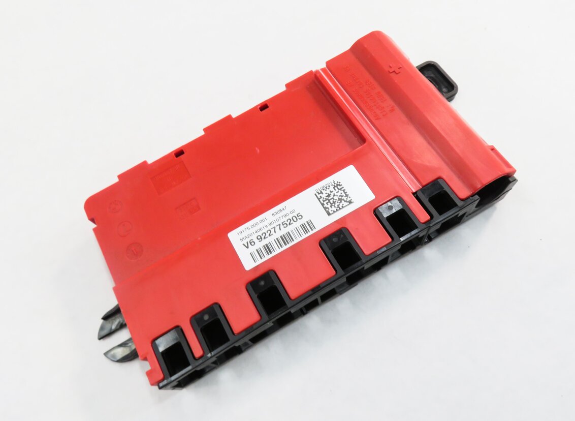 Thumbnail 1: 2015 BMW 328i (F30) POSITIVE BATTERY POWER DISTRIBUTION FUSE PLATE