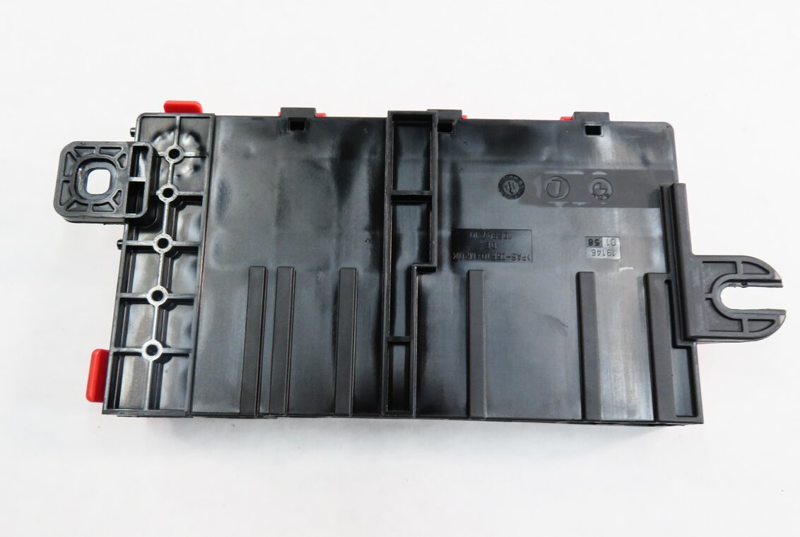 Thumbnail 5: 2015 BMW 328i (F30) POSITIVE BATTERY POWER DISTRIBUTION FUSE PLATE
