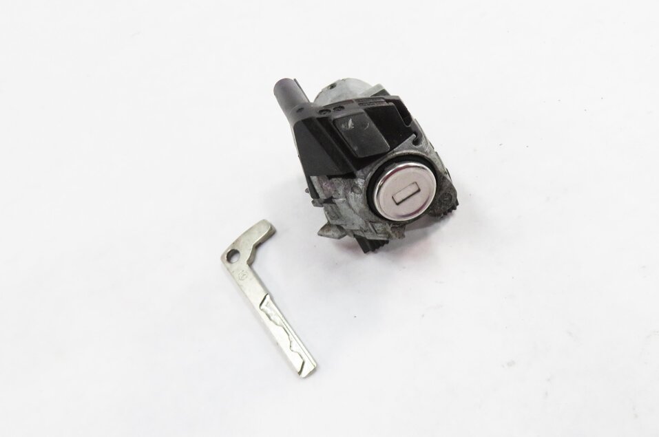 2013 MERCEDES GL450 (X166) LEFT FRONT DRIVER DOOR HANDLE LOCK CYLINDER w/ KEY