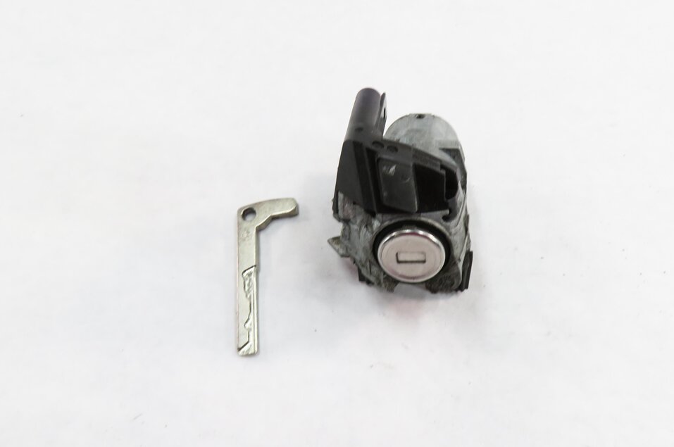 Thumbnail 2: 2013 MERCEDES GL450 (X166) LEFT FRONT DRIVER DOOR HANDLE LOCK CYLINDER w/ KEY