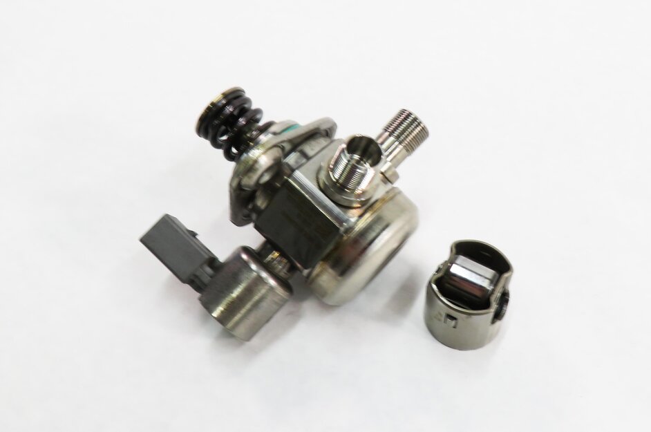 Thumbnail 1: 2011-2020 MERCEDES E500 E550 S600 SL450 SL550 GL550 - LEFT MECHANICAL FUEL PUMP