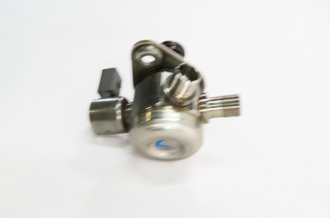 Thumbnail 5: 2011-2020 MERCEDES E500 E550 S600 SL450 SL550 GL550 - LEFT MECHANICAL FUEL PUMP