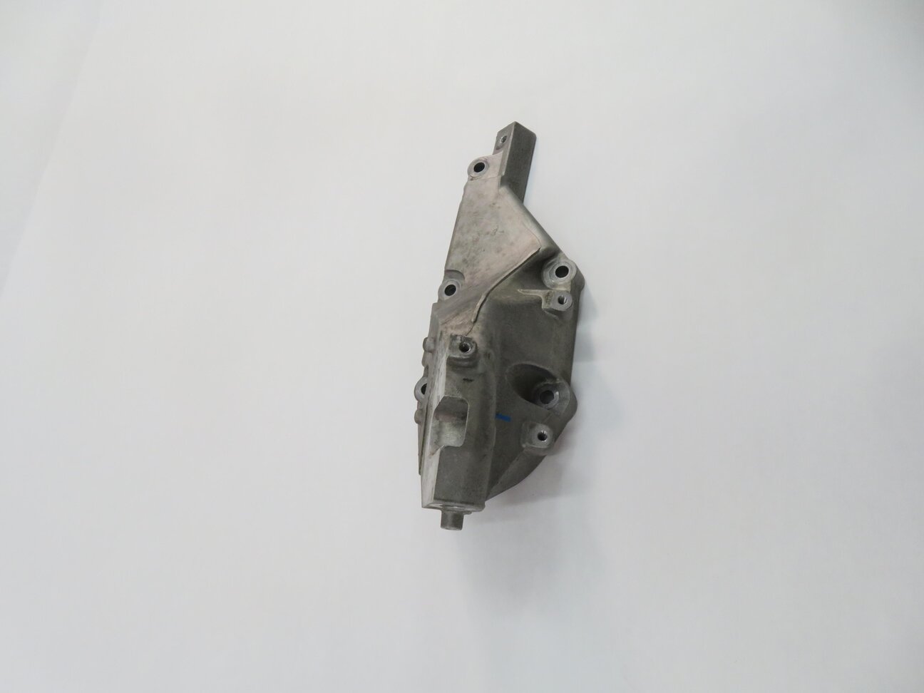 Thumbnail 4: 2013 MERCEDES GL450 (X166) 4.6L M278 ENGINE - LEFT MOTOR MOUNT BRACKET