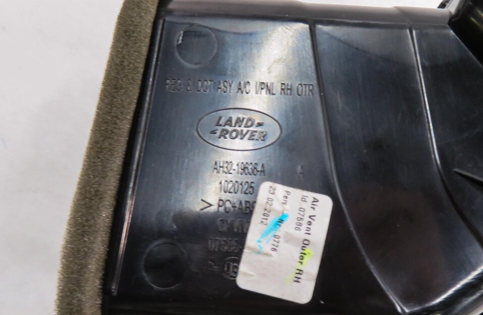 Thumbnail 7: 2012 RANGE ROVER SPORT (L320) RIGHT PASSENGER OUTER DASH HEATER A/C AIR VENT