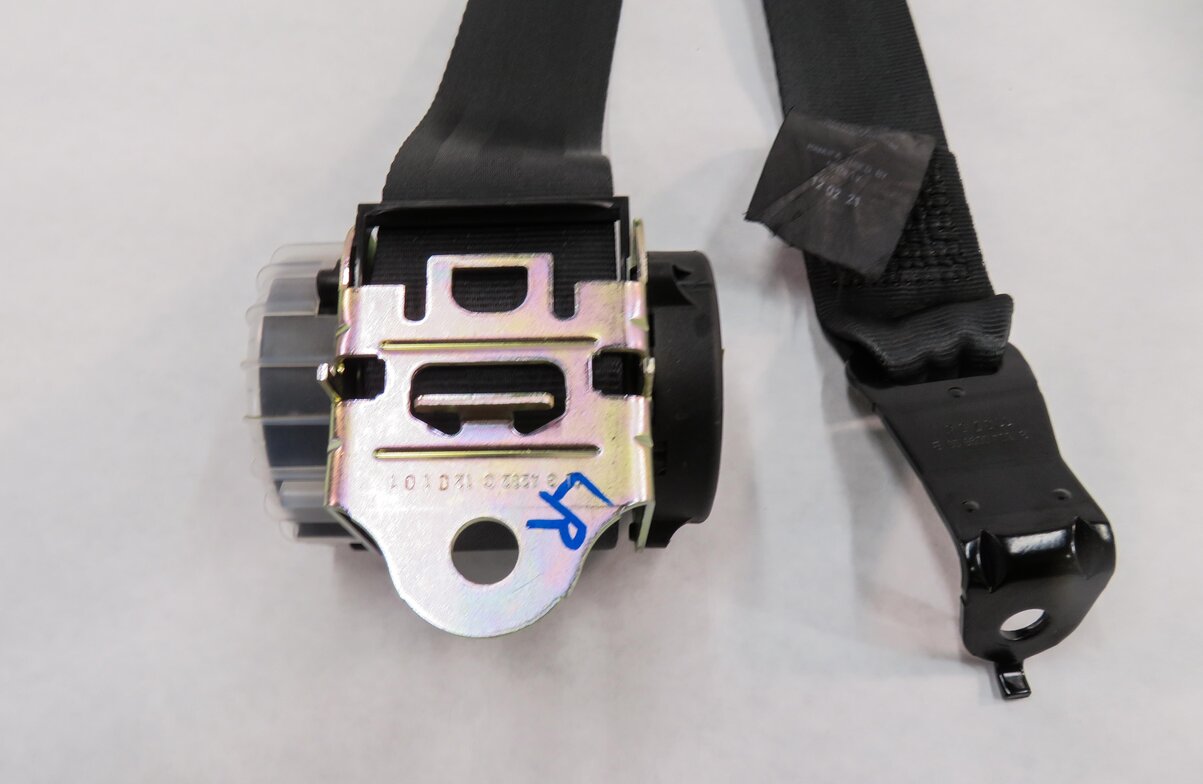 Thumbnail 6: 2012 RANGE ROVER SPORT (L320) REAR 2nd ROW SEAT - LEFT SEATBELT RETRACTOR BLACK