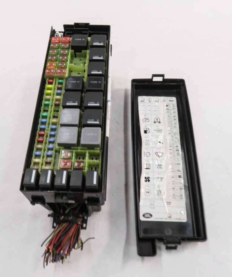Thumbnail 5: 2010-2013 RANGE ROVER SPORT (L320) 5.0L AJ133 SUPERCHARGED V8 ENGINE FUSE BOX
