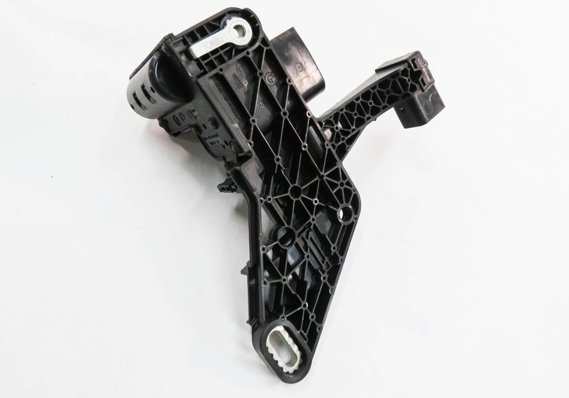 Thumbnail 1: 2015 BMW 335i (F30) BATTERY JUMP POST TERMINAL