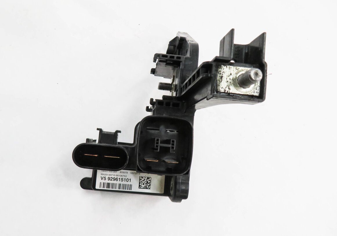 Thumbnail 6: 2015 BMW 335i (F30) BATTERY JUMP POST TERMINAL
