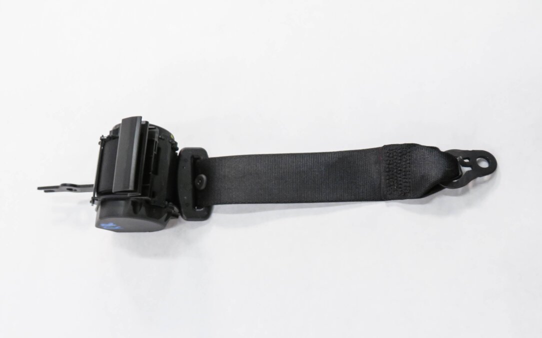 Thumbnail 3: 2015 BMW 335i (F30) REAR SEAT - RIGHT SEATBELT RETRACTOR (BLACK)
