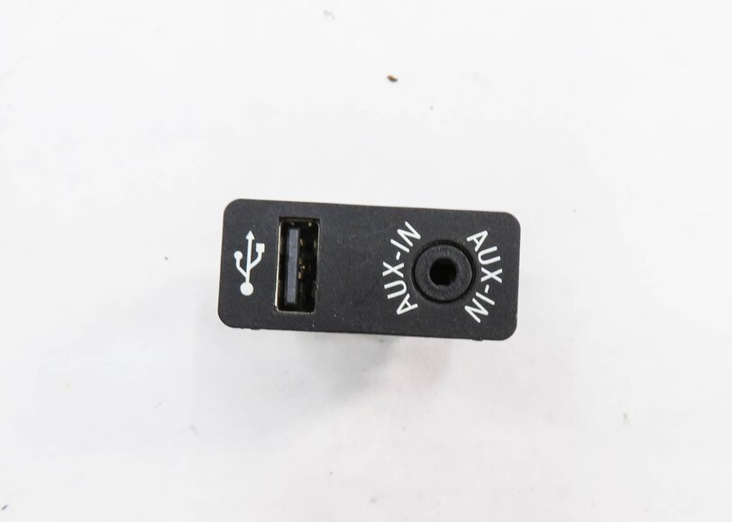 Thumbnail 2: 2015 BMW 335i (F30) RADIO STEREO AUX AUXILIARY AUDIO IN INPUT JACK w/ USB