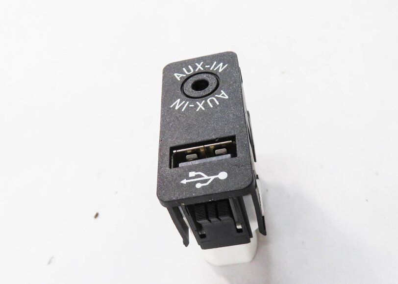 Thumbnail 3: 2015 BMW 335i (F30) RADIO STEREO AUX AUXILIARY AUDIO IN INPUT JACK w/ USB