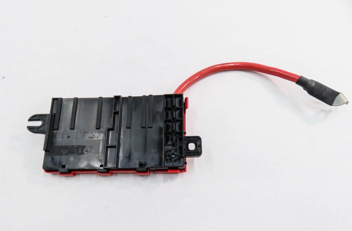 Thumbnail 5: 2015 BMW 335i (F30) POSITIVE BATTERY POWER DISTRIBUTION FUSE PLATE