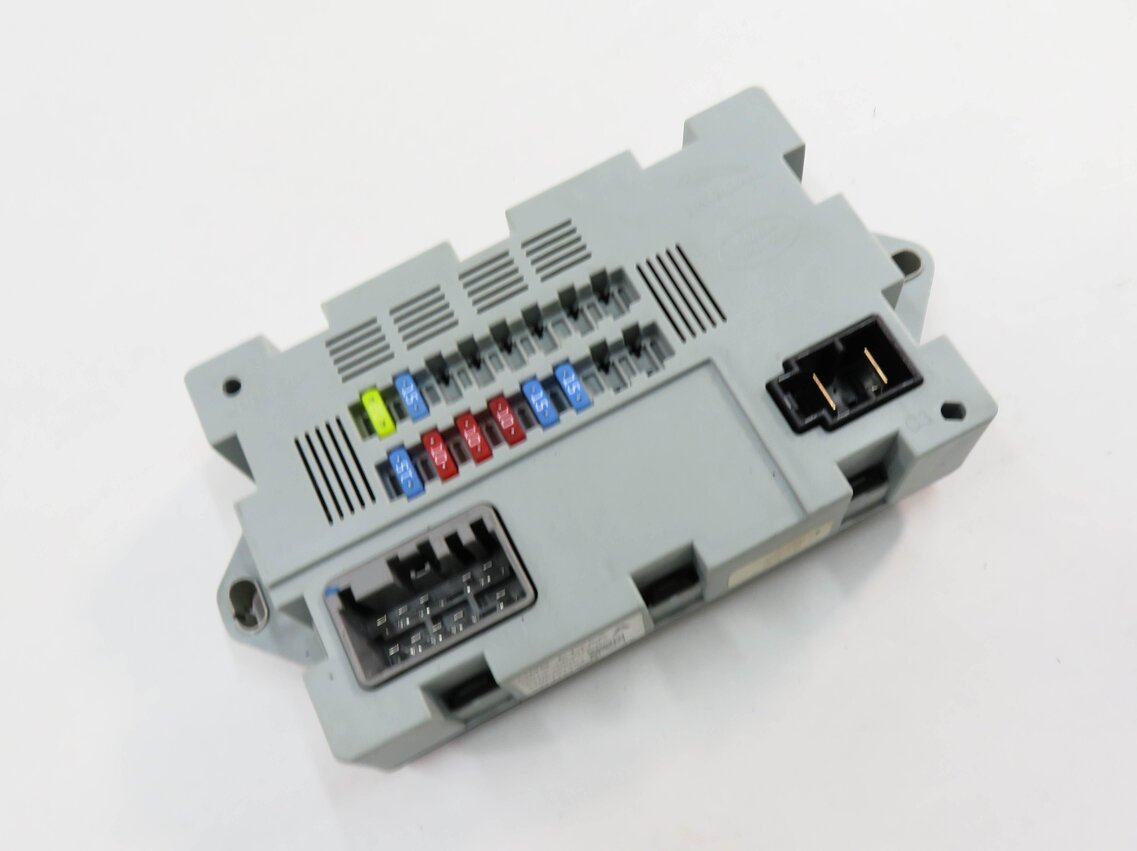 Thumbnail 1: 2017 LAND ROVER DISCOVERY SPORT (L550) REAR TRUNK FUSE BOX