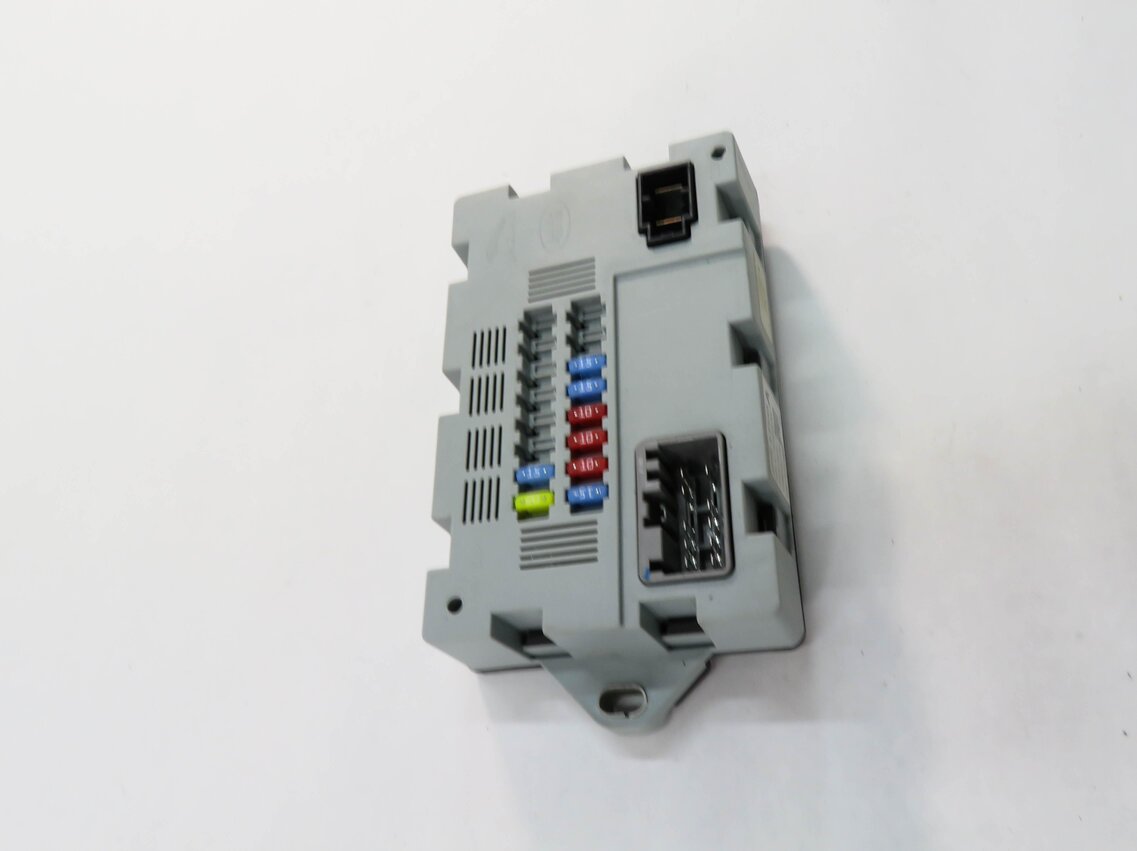 Thumbnail 3: 2017 LAND ROVER DISCOVERY SPORT (L550) REAR TRUNK FUSE BOX