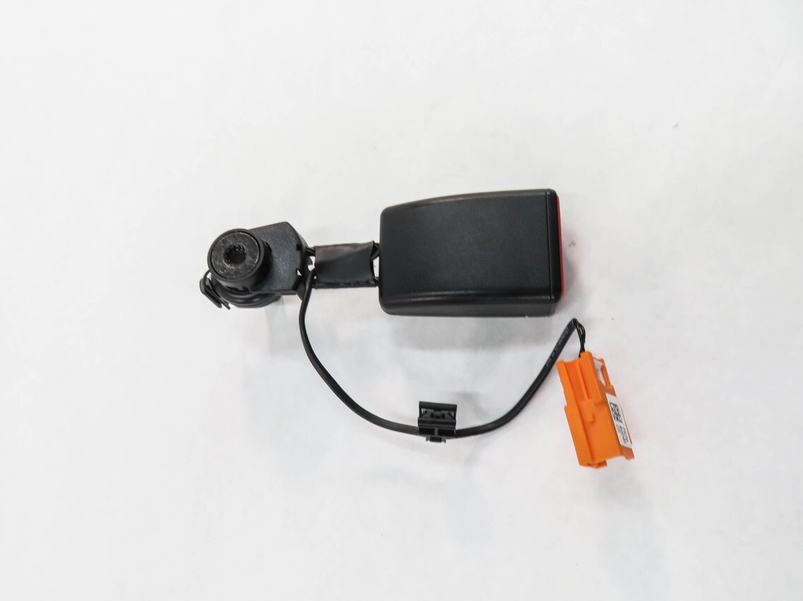 Thumbnail 3: 2017 LAND ROVER DISCOVERY SPORT (L550) REAR 2nd ROW - LEFT SEATBELT RECEIVER