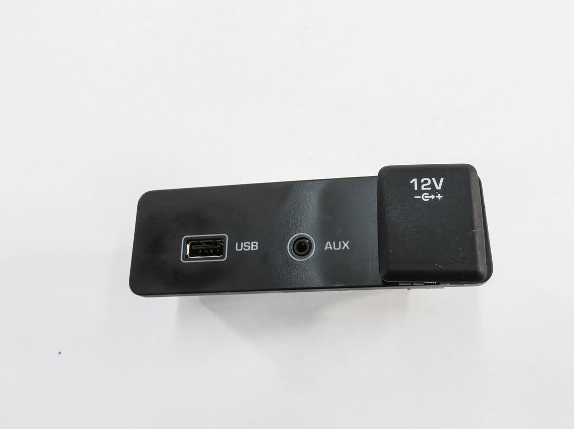 Thumbnail 2: 2017 LAND ROVER DISCOVERY SPORT (L550) USB AUXILIARY AUDIO INPUT JACK w/ 12v