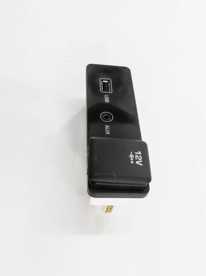 Thumbnail 4: 2017 LAND ROVER DISCOVERY SPORT (L550) USB AUXILIARY AUDIO INPUT JACK w/ 12v