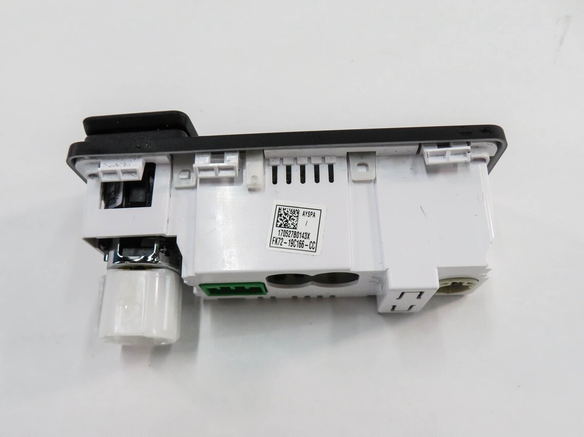 Thumbnail 6: 2017 LAND ROVER DISCOVERY SPORT (L550) USB AUXILIARY AUDIO INPUT JACK w/ 12v
