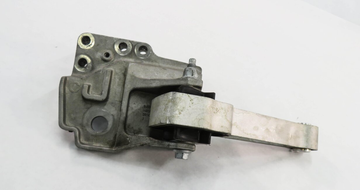 Thumbnail 2: 2017 LAND ROVER DISCOVERY SPORT (L550) 2.0L TURBO - UPPER ENGINE MOUNT BRACKET