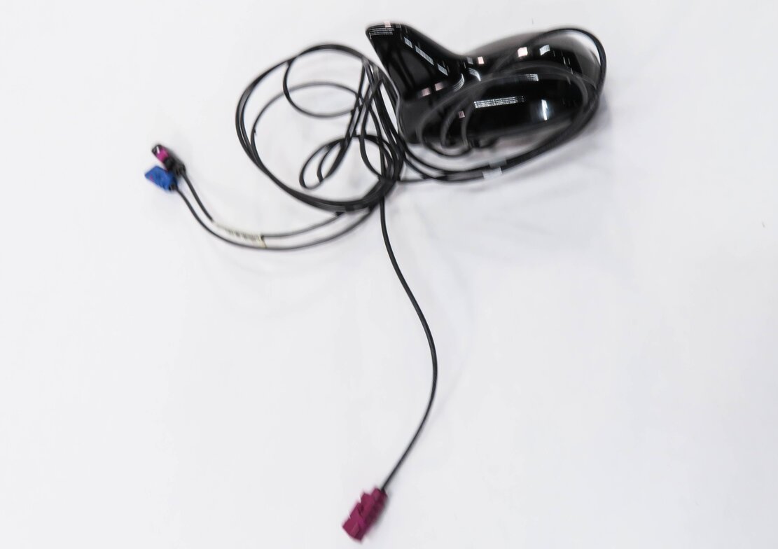 Thumbnail 4: 2013 MERCEDES C250 (W204) RADIO STEREO SHARK FIN ANTENNA (BLACK)