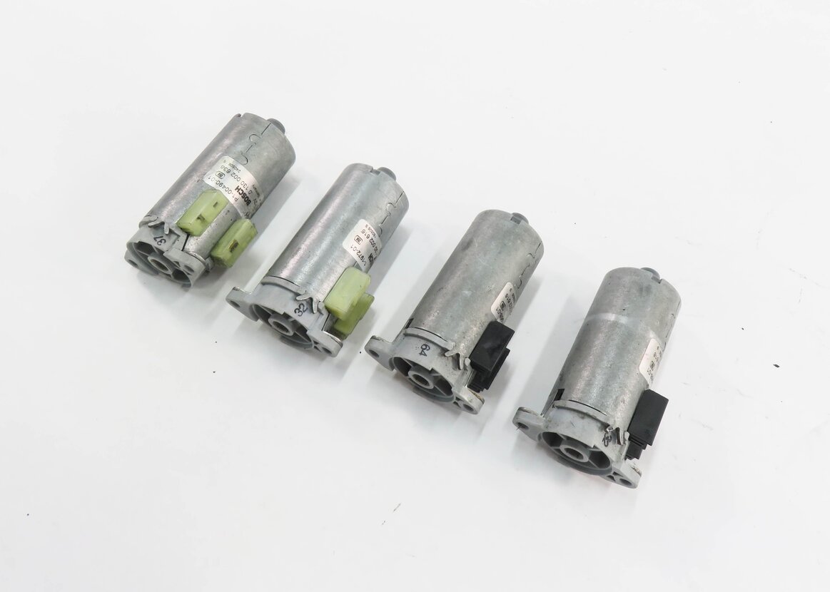 Thumbnail 1: 2006 BMW M6 ///M (E63) RIGHT FRONT PASSENGER SEAT ADJUSTMENT MOTOR SET-4