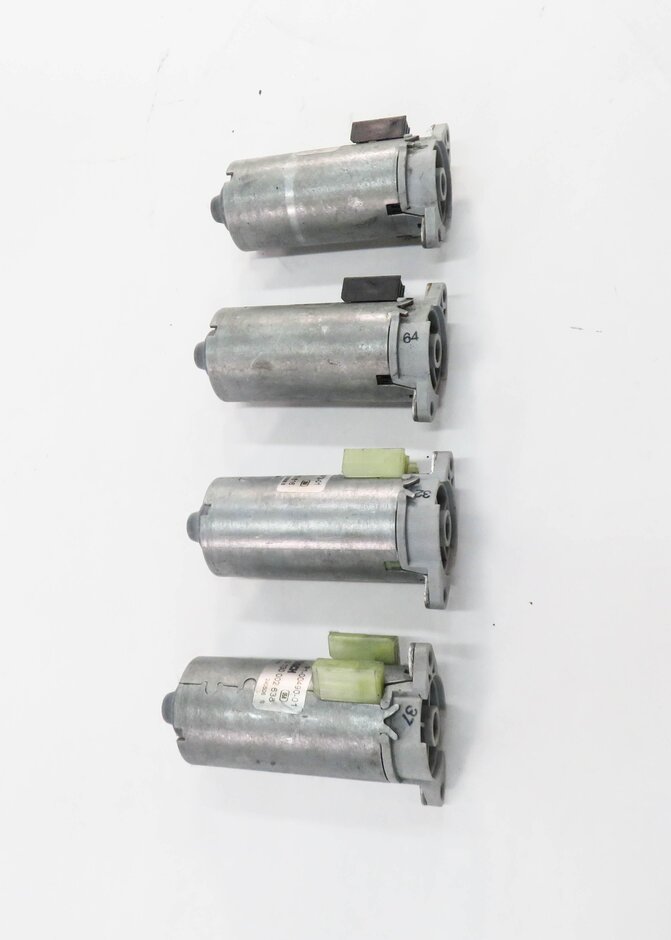 Thumbnail 3: 2006 BMW M6 ///M (E63) RIGHT FRONT PASSENGER SEAT ADJUSTMENT MOTOR SET-4