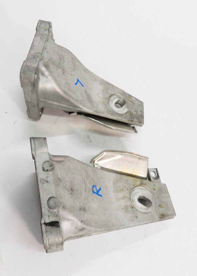 Thumbnail 4: 2006 BMW M6 ///M (E63) 5.0L S85 V10 ENGINE - MOTOR MOUNT BRACKET SET-2