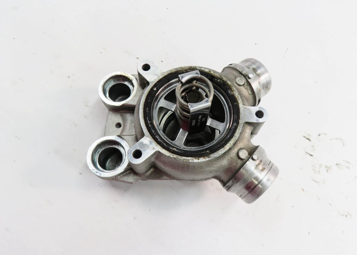 Thumbnail 2: 2006 BMW M6 ///M (E63) 5.0L S85 V10 ENGINE - THERMOSTAT HOUSING