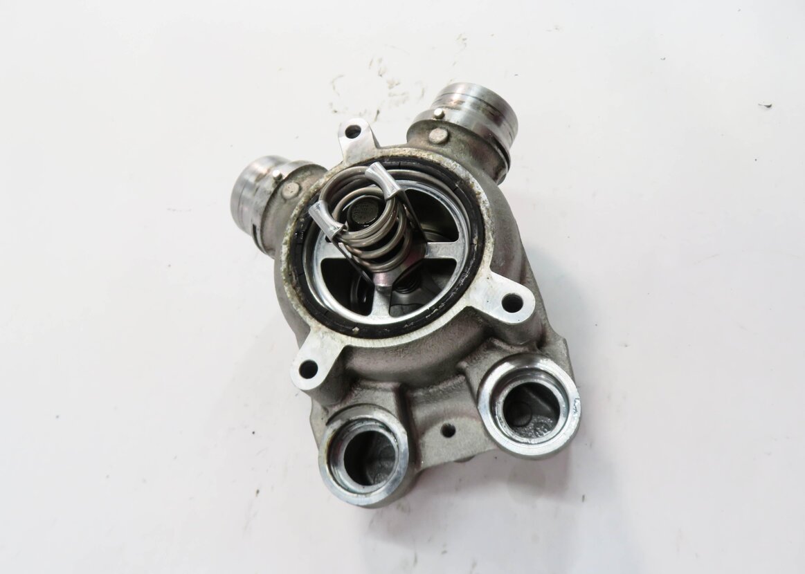 Thumbnail 3: 2006 BMW M6 ///M (E63) 5.0L S85 V10 ENGINE - THERMOSTAT HOUSING