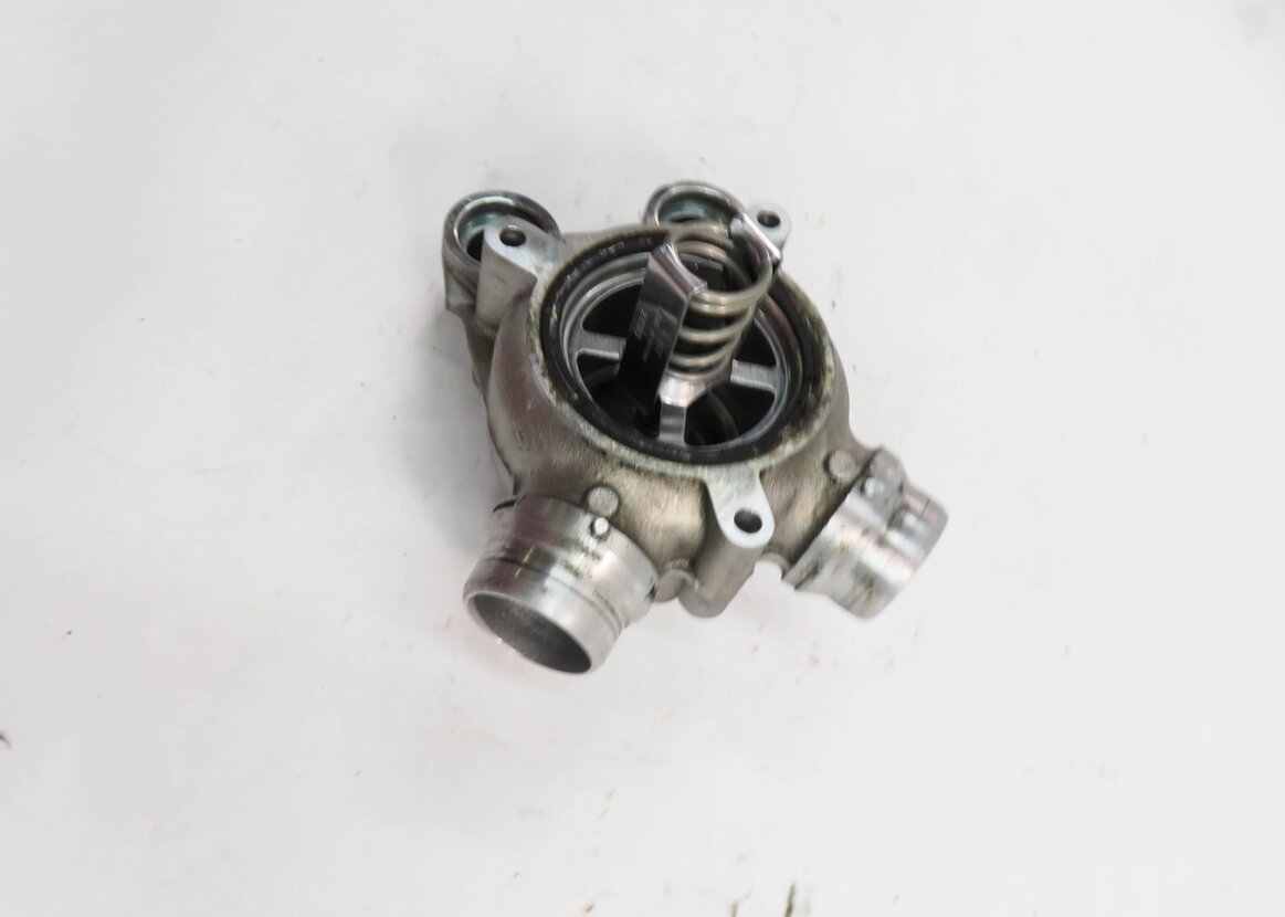 Thumbnail 4: 2006 BMW M6 ///M (E63) 5.0L S85 V10 ENGINE - THERMOSTAT HOUSING