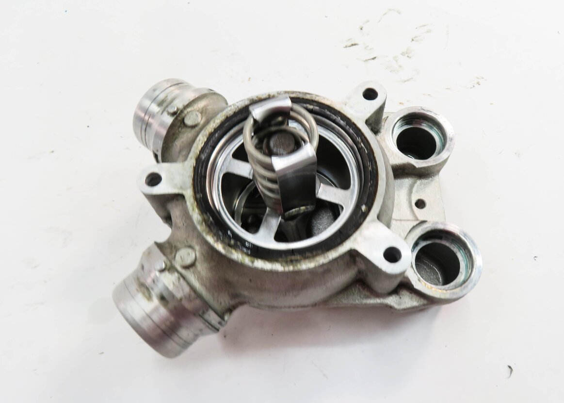 Thumbnail 5: 2006 BMW M6 ///M (E63) 5.0L S85 V10 ENGINE - THERMOSTAT HOUSING