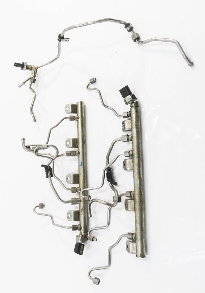 Thumbnail 3: 2011 BMW 750i (F01) 4.4L N63 TWIN TURBO ENGINE - LEFT & RIGHT FUEL RAIL SET-2
