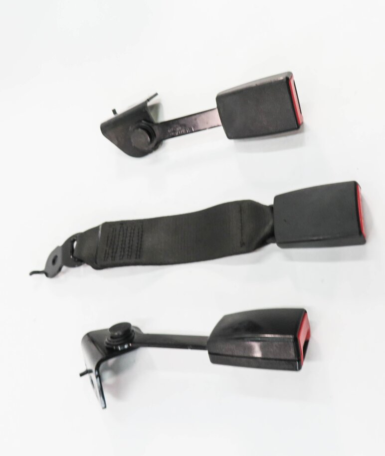Thumbnail 3: 2011 BMW 750i (F01) REAR SEAT SEATBELT BUCKLE RECEIVER SET-3 (BLACK)