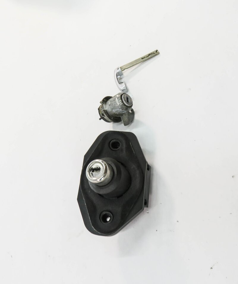 Thumbnail 3: 2011 BMW 750i (F01) DRIVER DOOR HANDLE TRUNK LOCK CYLINDER SET w/ KEY