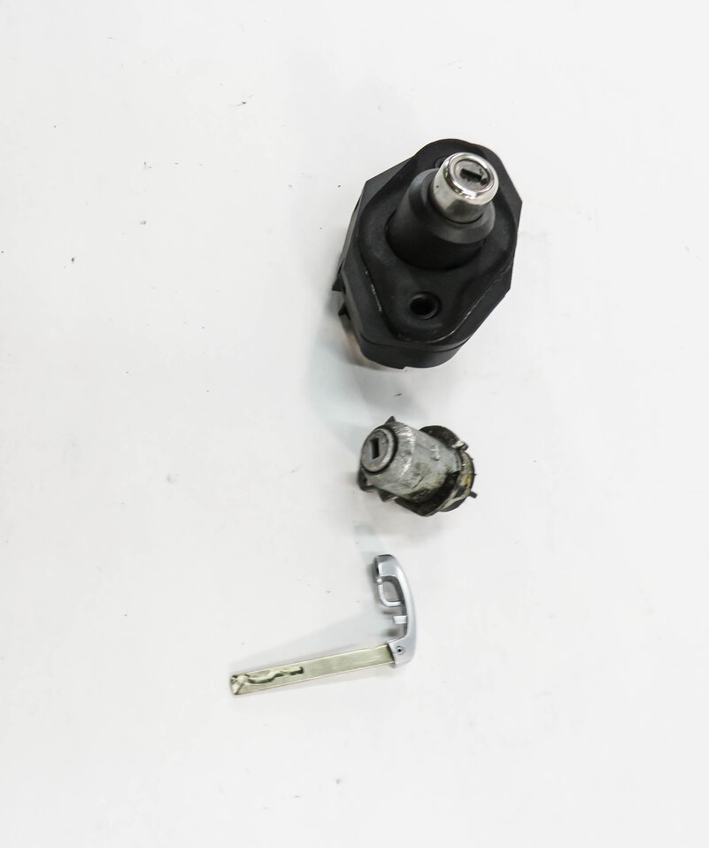 Thumbnail 4: 2011 BMW 750i (F01) DRIVER DOOR HANDLE TRUNK LOCK CYLINDER SET w/ KEY