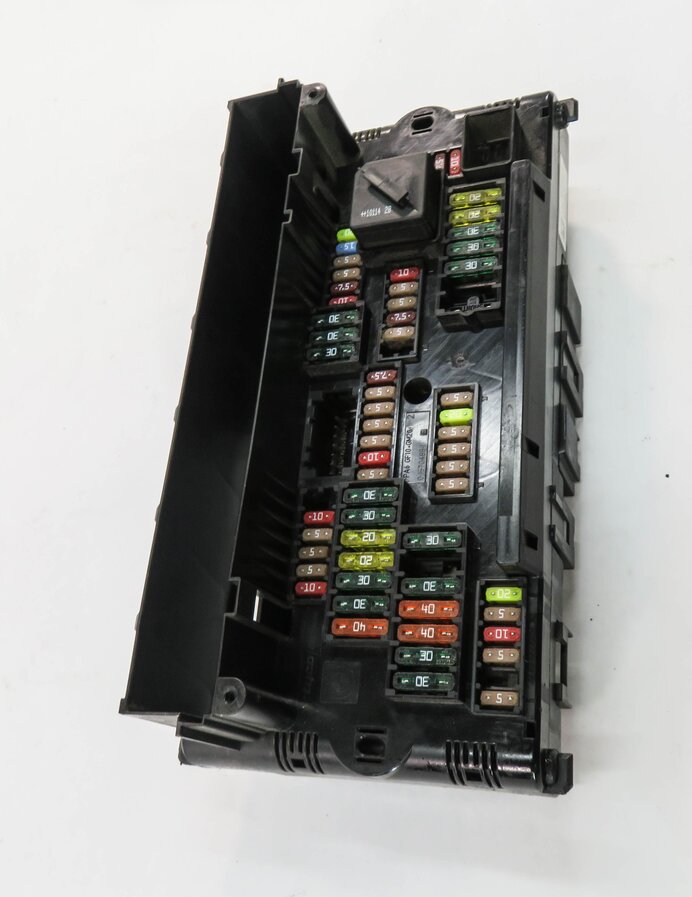 Thumbnail 3: 2011 BMW 750i (F01) FRONT POWER DISTRIBUTION FUSE BOX