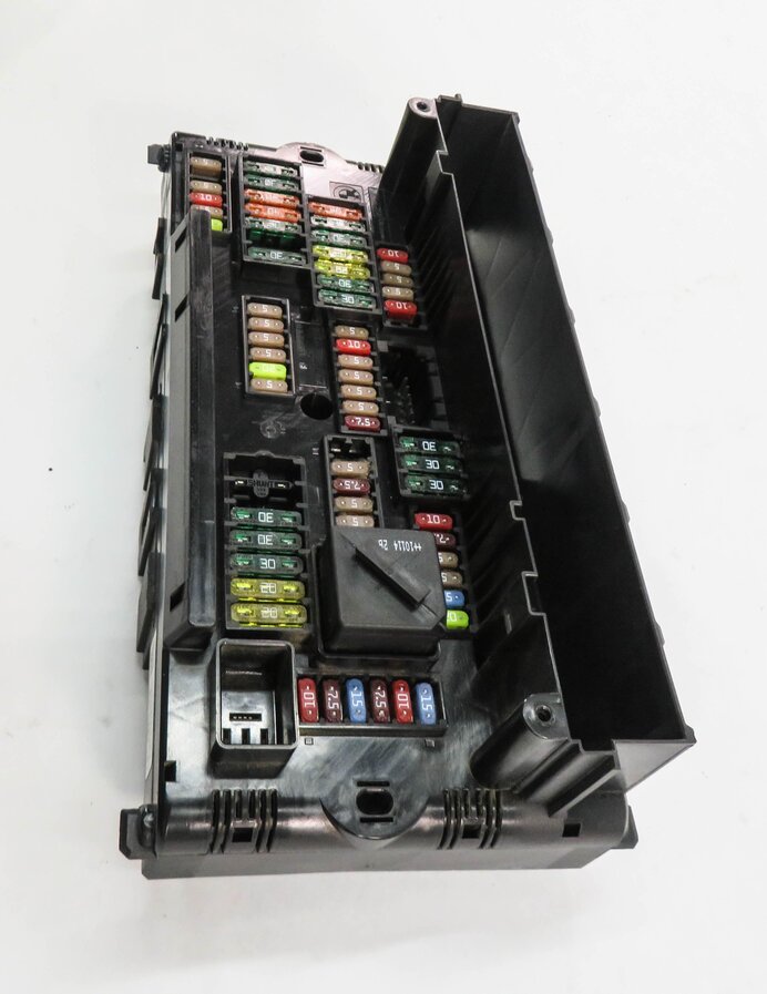 Thumbnail 4: 2011 BMW 750i (F01) FRONT POWER DISTRIBUTION FUSE BOX