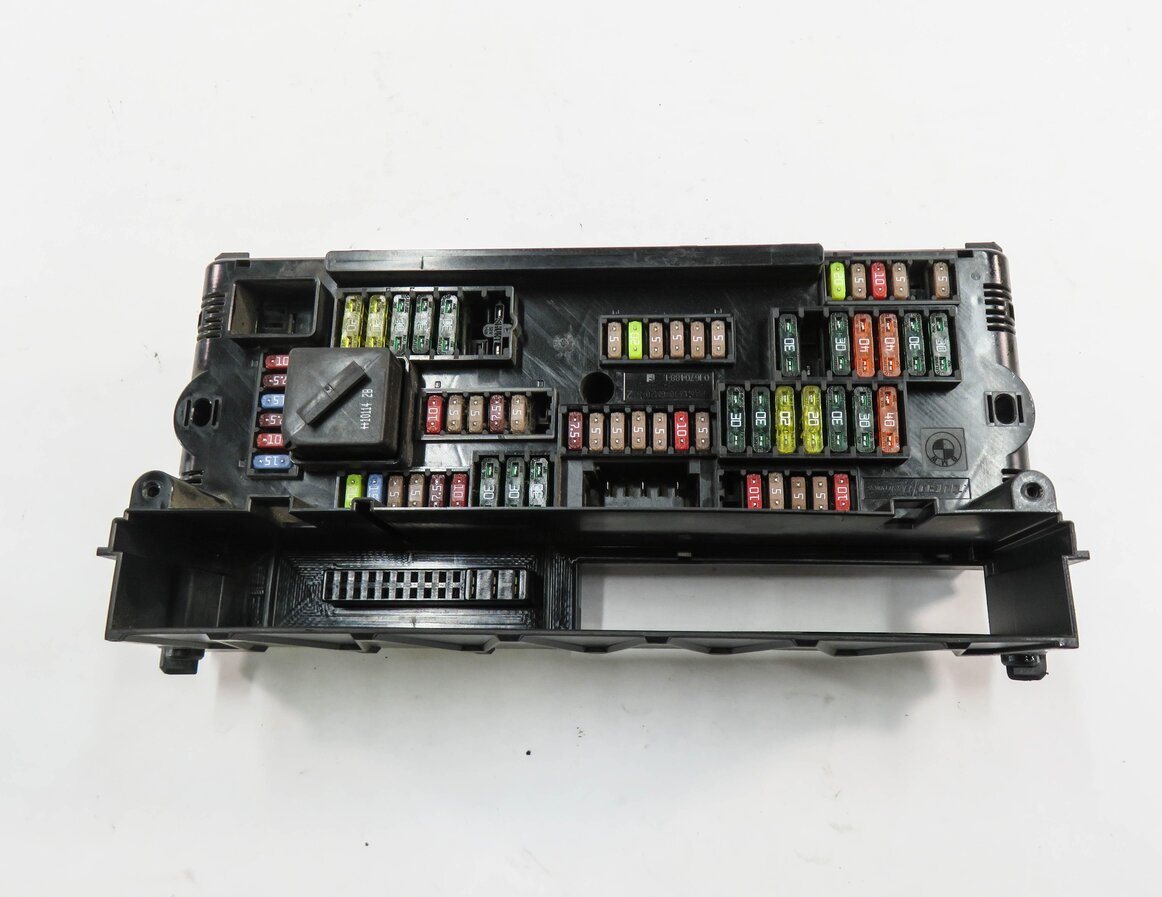 Thumbnail 5: 2011 BMW 750i (F01) FRONT POWER DISTRIBUTION FUSE BOX