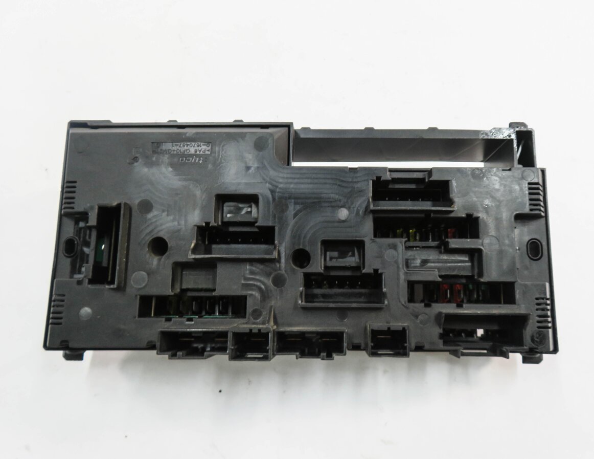 Thumbnail 6: 2011 BMW 750i (F01) FRONT POWER DISTRIBUTION FUSE BOX