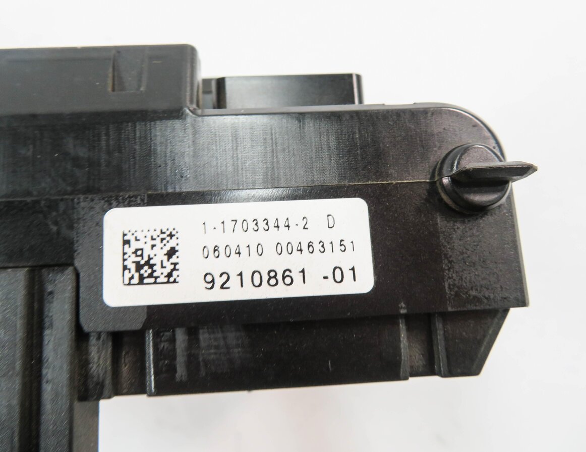 Thumbnail 7: 2011 BMW 750i (F01) FRONT POWER DISTRIBUTION FUSE BOX