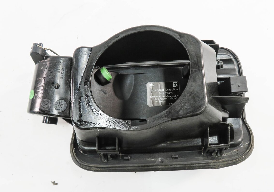Thumbnail 6: 09-15 BMW 740Li 750Li 760Li B7 LWB (F02) FUEL TANK DOOR w/ HOUSING (BLACK 475)